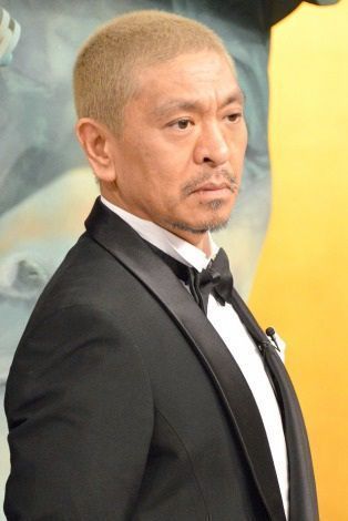 松本人志の私服ブランドを特定 筋肉が活きるtシャツ ジーンズなど網羅紹介 Slope スロープ